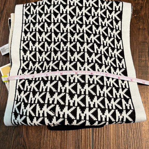 NWT Michael Kors Hat, Gloves and Scarf set.  $148 MSRP! - Picture 10 of 12